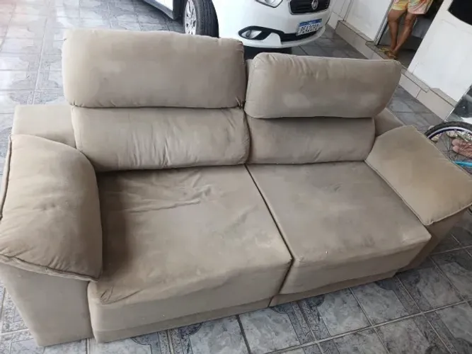 Vendo Um Sofá Moderno e Confortável Cor Marrom Claro