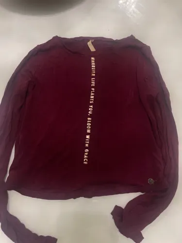 Camiseta feminina com frase em inglês