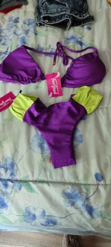 Biquíni roxo com detalhes em verde neon
