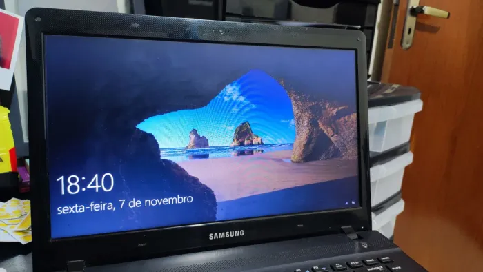 Notebook Samsung AMD E1-1500 APU Radeon HD - 2 GB de RAM - 465 GB de HD