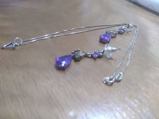 Conjunto de brincos e colar com pedras roxas