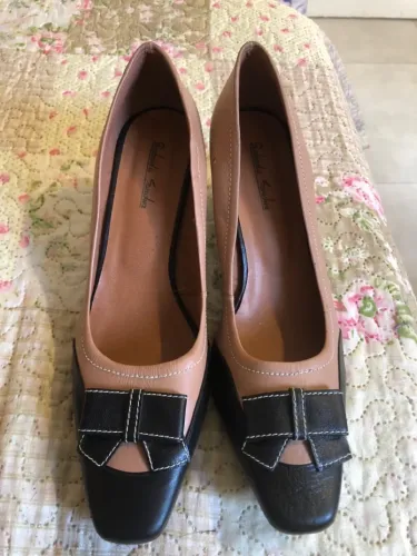 Sapatos Femininos Scarpin com Detalhe de Laço