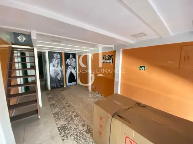 Rio Comprido - Rua Santa Alexandrina - Loja 42m², jirau, cozinha, 2 banheiros.