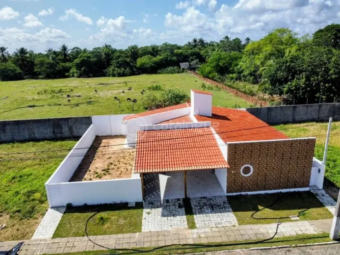 CASA EM CONDOMÍNIO RECÉM CONSTRUIDA