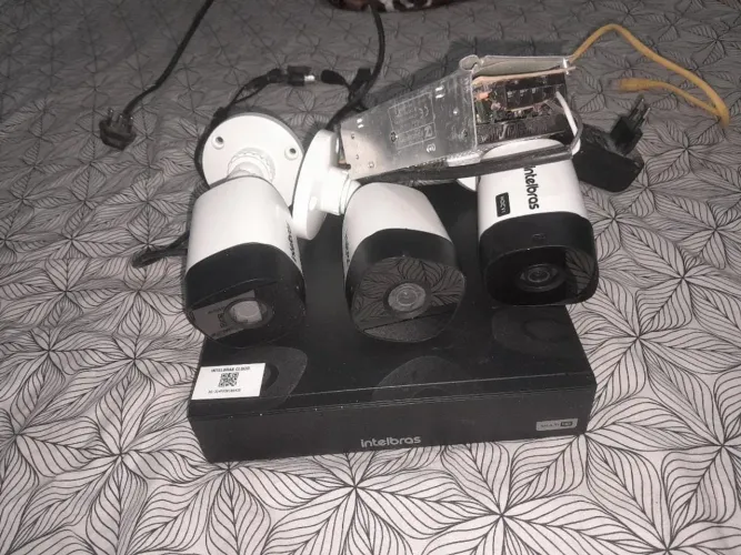 Câmera DVR 4 CANAIS obs: 3 câmeras