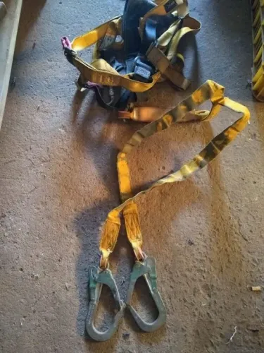 Talabarte e cinto de segurança com trava quedas