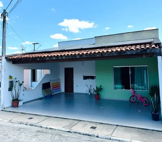 Linda casa em condomínio. Porteira fechada.