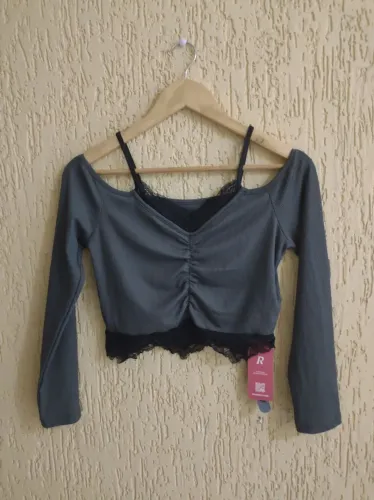 Blusa Cropped Cinza com Renda