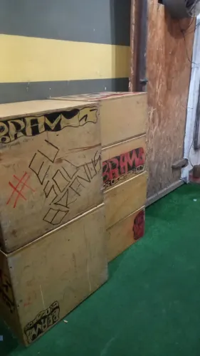 Caixas de madeira para treino de parkour
