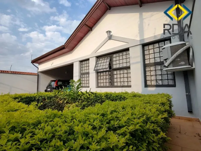 Construção robusta e segura, ideal para quem busca um imóvel sólido semi reformado em um d