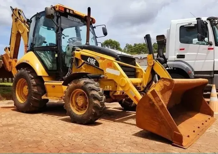 Retroescavadeira Caterpillar 2016 (Transferência de divida)