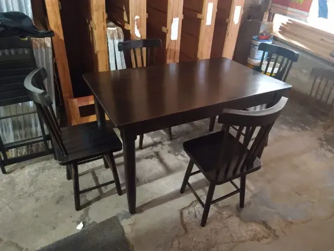 Mesa de jantar com 4 cadeiras de madeira de lei