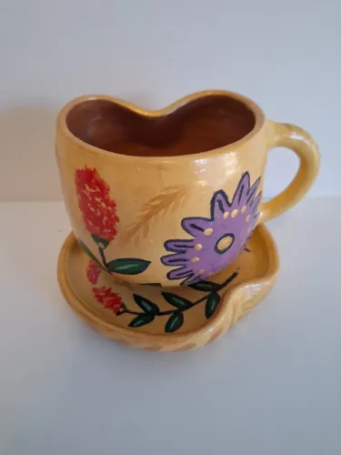 Xícara de cerâmica artesanal pintada à mão