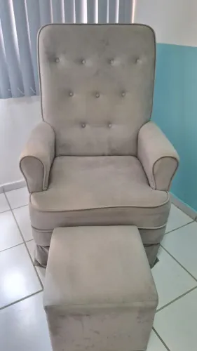 Poltrona de amamentação com puff