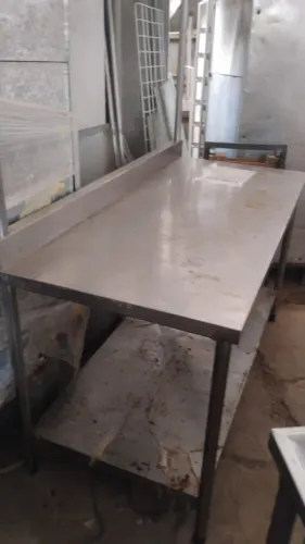 Estantes, mesas, cubas bandejas e outros equipamento tudo em inox. (Usados)