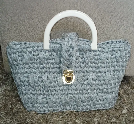 Linda Bolsa de Mão em Crochê Cinza