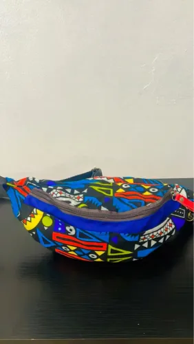 Linda Pochete colorida com azul com 2 bolso na frente e um dentro .