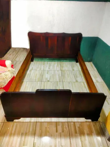 Cama de casal ANTIGA em Imbuia maciça, da Década 1940 SEM estrado ERZIRIO