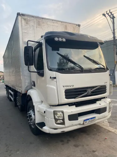 VM 260 8x2 BITRUCK- 2011 Baú e Plat
