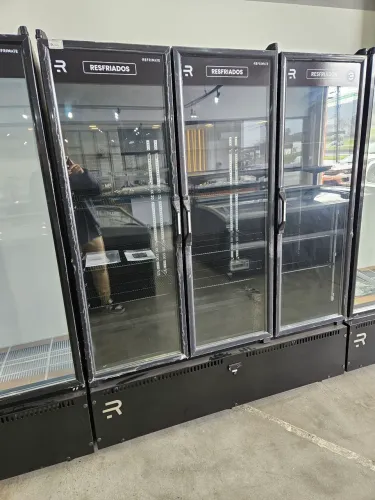 expositora de bebidas e frios 3 portas 0 a 7 graus - a pronta entrega 