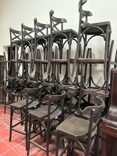 Cadeiras alta tipo Bistro e mesas e pias inox para restaurante