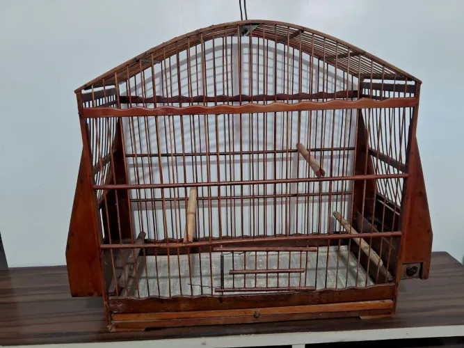 Gaiola de madeira para pássaros