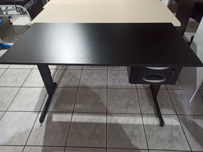 Mesa secretária com 2 gavetas