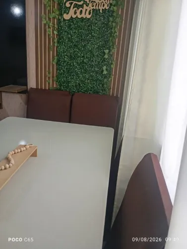 Mesa nova na medida 1.60X 0.90 com 6 cadeiras em Suede na cor bege ,tampo madeira/vídeo.