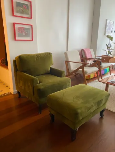 Poltrona verde em veludo + pufe | Feita sob medida