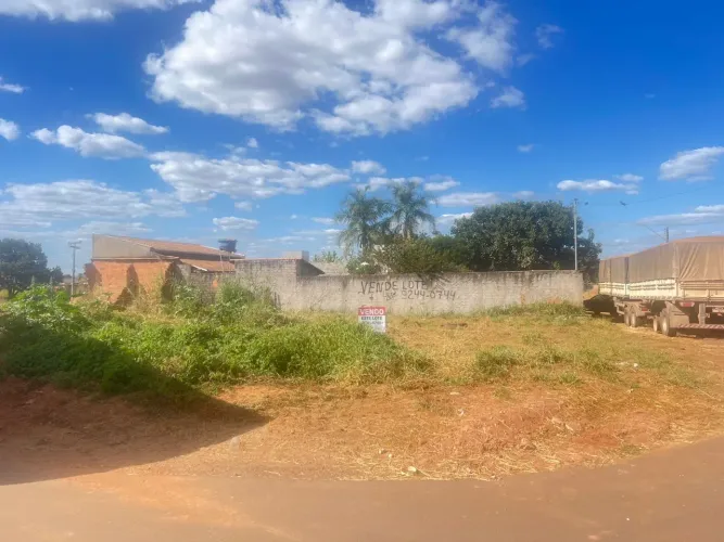 Lote de esquina no setor Della Pena