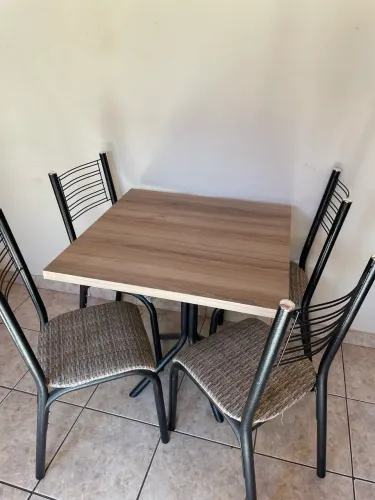 Conjunto Mesa + 4 Cadeiras | Compacto | Seminovo