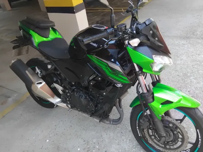 Kawasaki Z400 único dono 