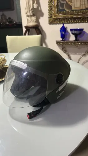 Capacete verde militar.
