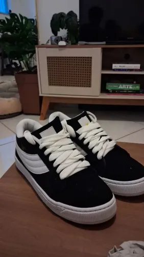Tênis Casual Preto e Branco
