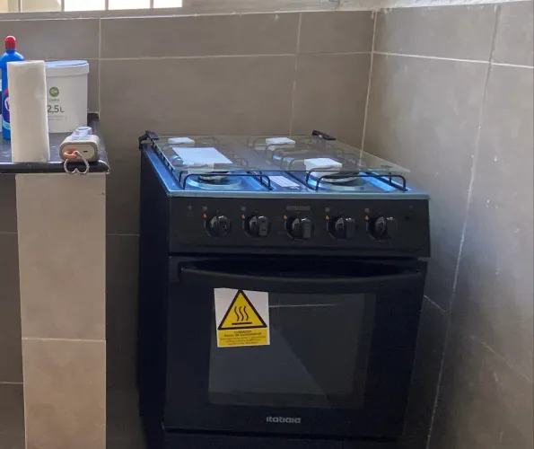 Fogão Itatiaia Preto- 4 Bocas, Mesa Inox, Forno 48L, bivolt 127/220v