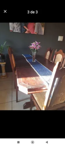  Vende -se mesa de madeira,com 5 cadeiras 