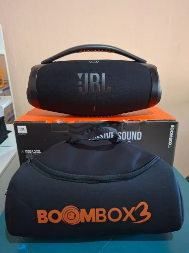 Vendo Bombox 3 sem marca de uso com capa impermeável.
