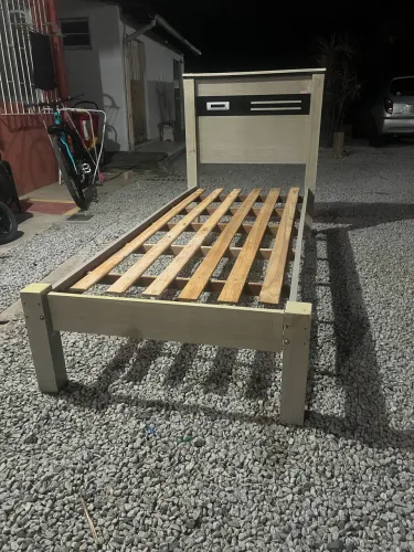Cama de solteiro de madera