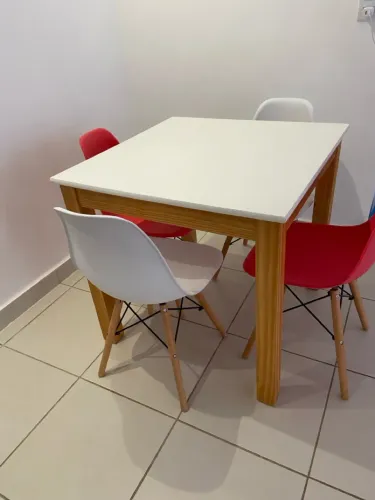 Vendo mesa com 4 cadeiras