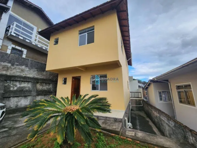 Casa com 2 dormitórios para alugar, 125 m² por R$ 3.052,36/mês - Costeira do Pirajubaé - F