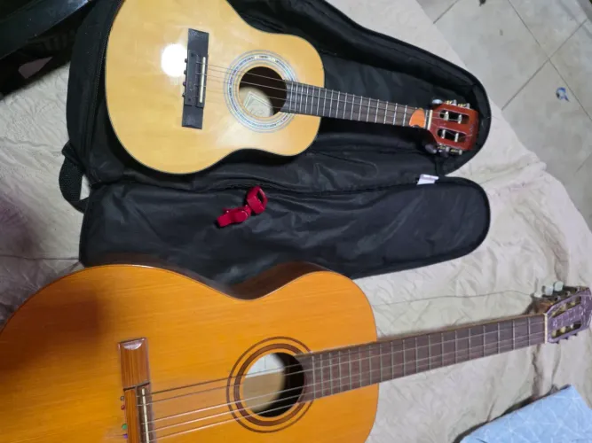 VENDE-SE UM VIOLÃO E UM CAVACO