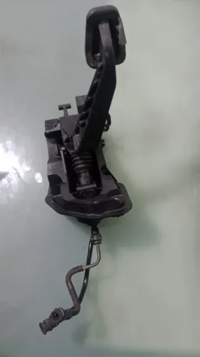 PEDAL DA EMBREAGEM FORD KA 1.O 3 CILINDROS 2015/22 COM SUPORTE ORIGINAL 