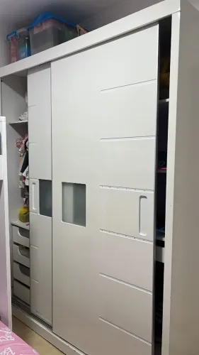 Guarda roupa, porta de correr , os trilhos precisam ser trocados, em bom estado