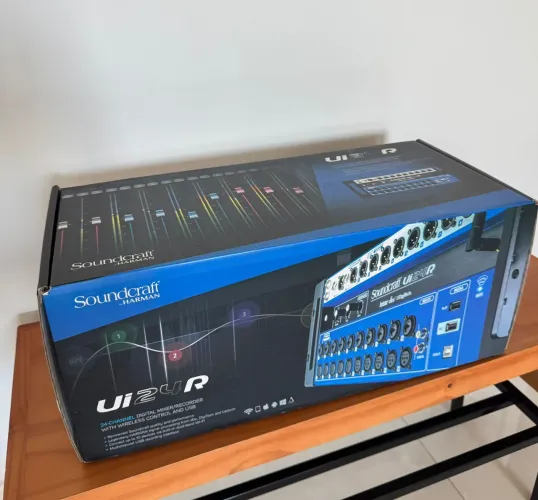 Mesa de som soundcraft ui24 