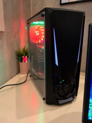 PC gamer completo no gabinete, pronto para usar. Ótima opção para jogos e uso geral