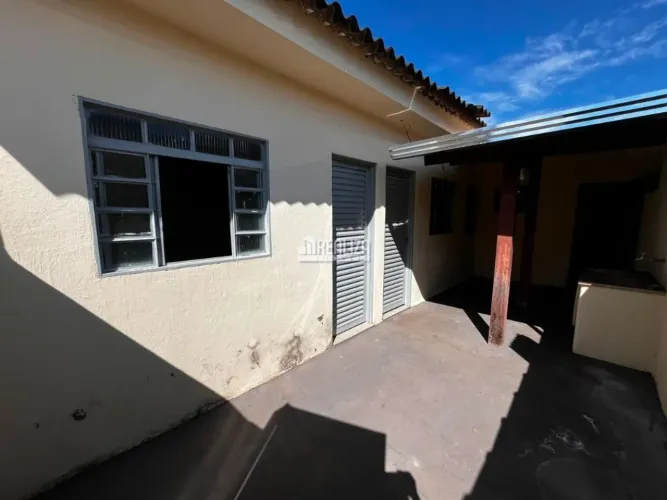 Casa com 1 Quarto(s) e 2 banheiro(s) para Alugar, 60 m² por R$ 928 / Mês