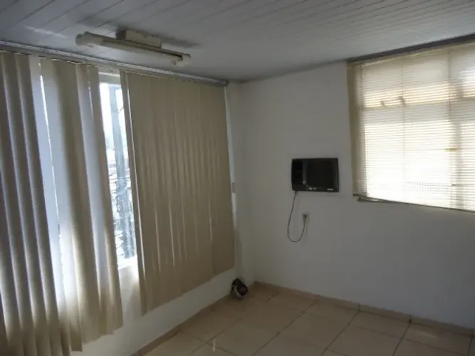 Sala Em Jacarepaguá, com 35m2, em sobrado com lojas, local comercial. Banheiro e cozinha.