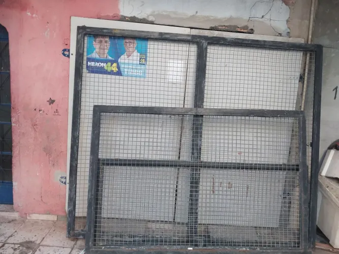 Vendo portão de grade grande medida 6 metros e pouco de largura e dois e dez de altura 