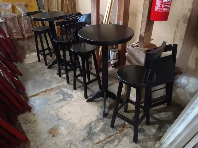 Mesa bistrô alta +2 bancos altos de madeira maciça 