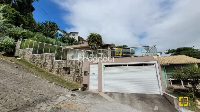 Casa com 3 quartos, com Piscina e escritura pública em Florianópolis.